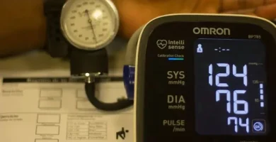 ¿Qué significa el error E4 en mi tensiómetro Omron?