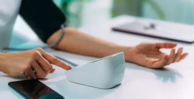 ¿Qué significa el código de error E2 en tu monitor de presión Omron?