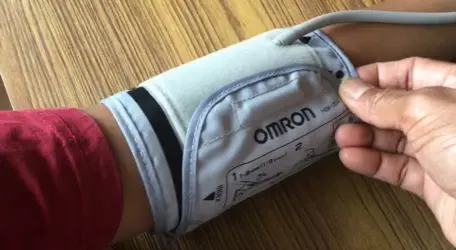 Mala posición del brazalete al momento de medir