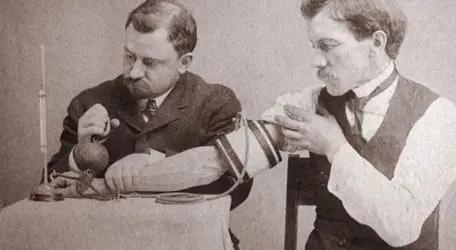 En 1896 Scipione Riva-Rocci inventó el tensiómetro de medición de mercurio.