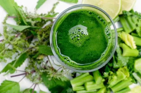Jugos verdes hechos con vegetales