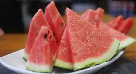 De la sandía se recomiendan al menos dos tajadas