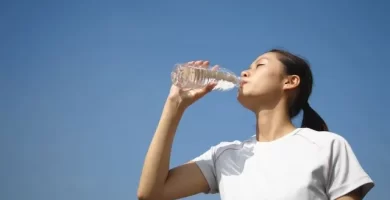¿Beber agua baja la tensión arterial?