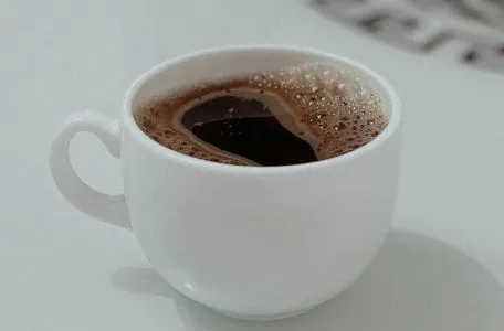 Una taza de café fuerte puede estimular temporalmente la frecuencia cardíaca